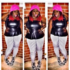 🚫SOLD🚫 Black and white Strip Leggings