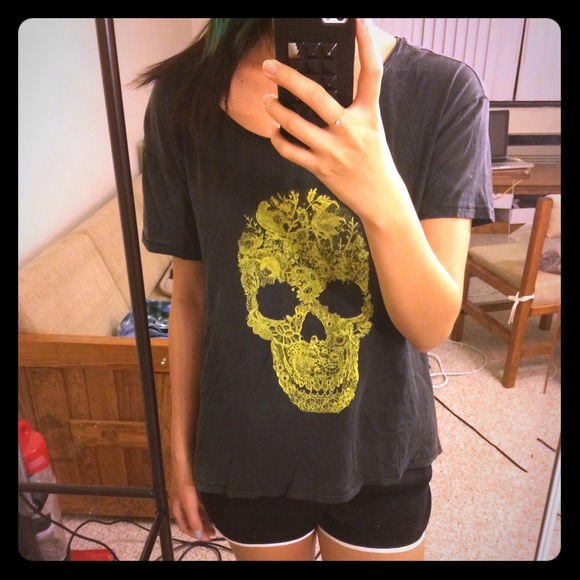 🎉 CLEARANCE 🎉Lace skull detailing t shirt