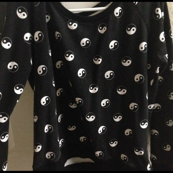 Ying yang sweater, traded - Picture 1 of 1