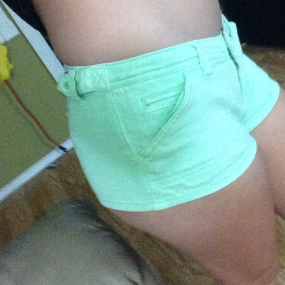 Neon green short shorts💚