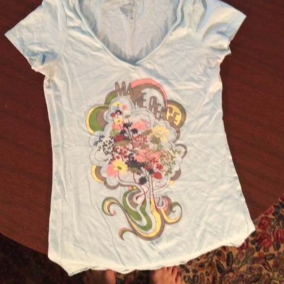 Light blue V-neck tshirt