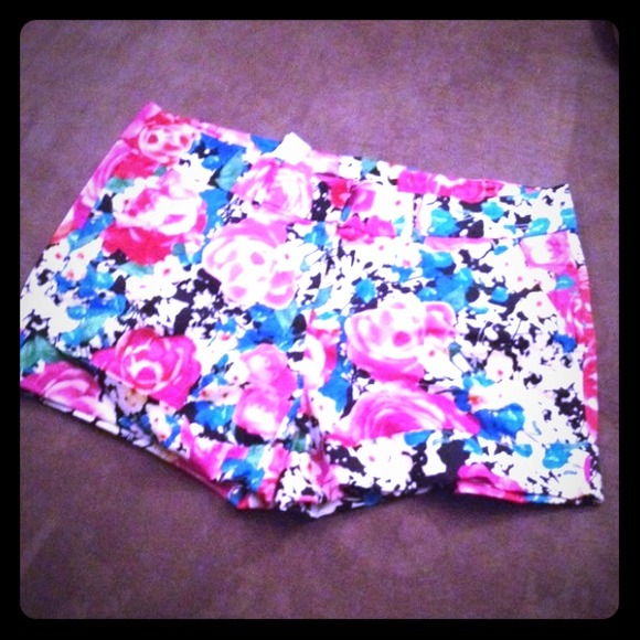 NY&Co NWT Floral Shorts Size 16