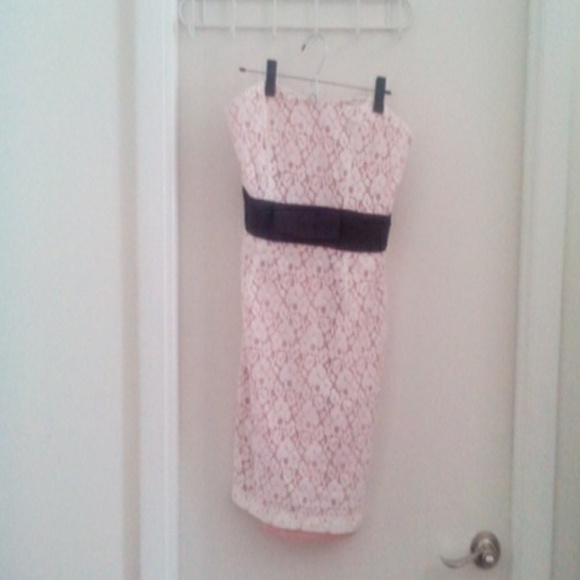 Re-poshed. Pretty lace short dress - Picture 1 of 2