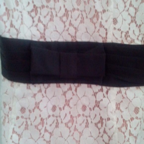 Re-poshed. Pretty lace short dress - Picture 2 of 2