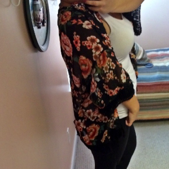 Sweaters - Floral and fringe kimono