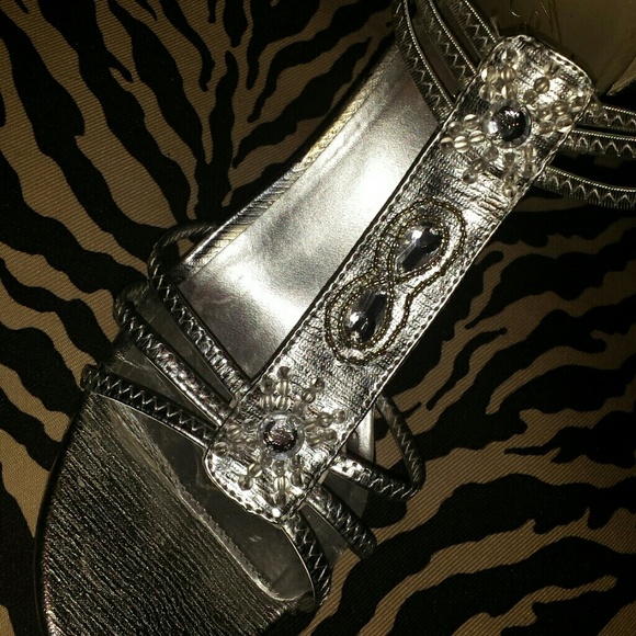 beautiful silver shoes. Like New! - Picture 4 of 4