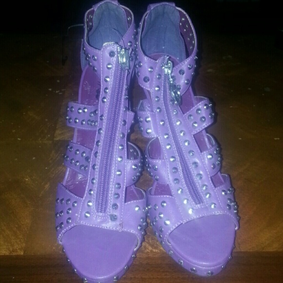 Sandals - Picture 1 of 3