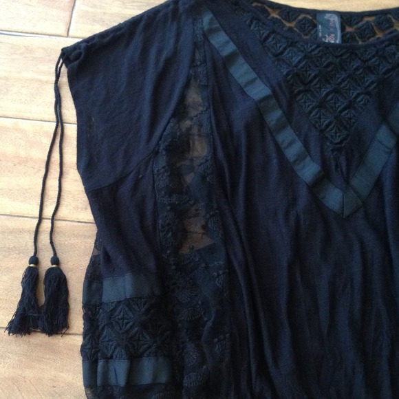 *SOLD* Free People Black Lace Oversized Boho Top - Picture 3 of 3
