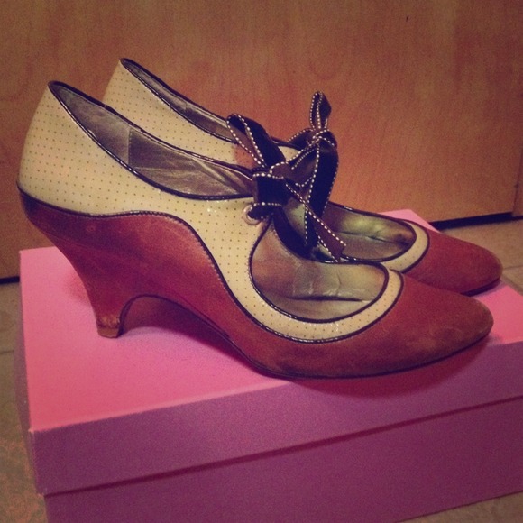 Vintage style leather heels.