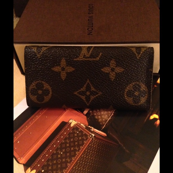 💛Louis Vuitton Key Holder💚✋HOLD - Picture 3 of 4