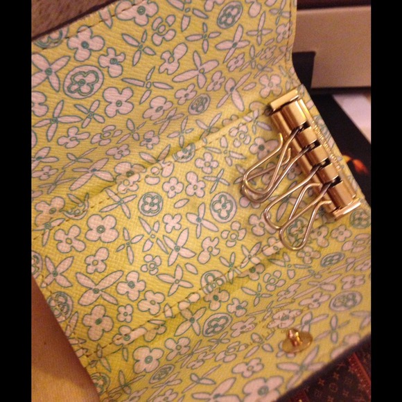 💛Louis Vuitton Key Holder💚✋HOLD - Picture 4 of 4
