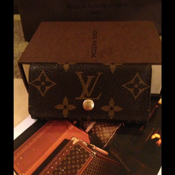 💛Louis Vuitton Key Holder💚✋HOLD - Picture 2 of 4