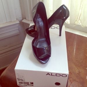 Reduced! Black peeptoe pumps