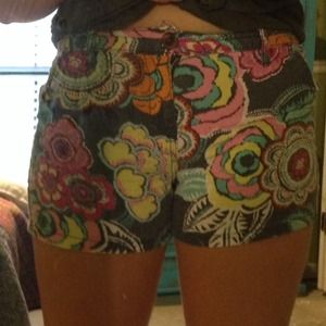 Cute floral shorts!