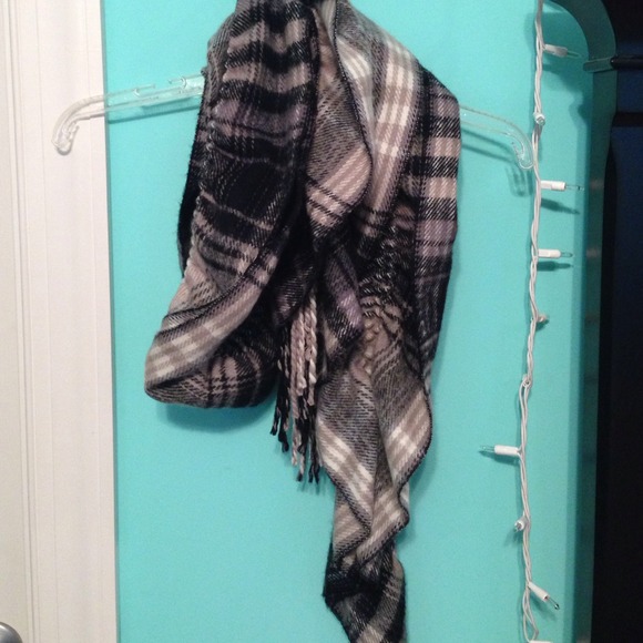 Black and gray plaid scarf