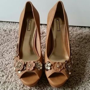 ***REDUCED***BRAND NEW Beautifully detailed heels