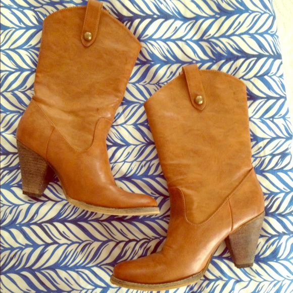 Very Volatile Boots - Tan cowboy style boots