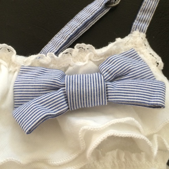 A top with ruffles ( Abercrombie Kids Large) - Picture 2 of 4