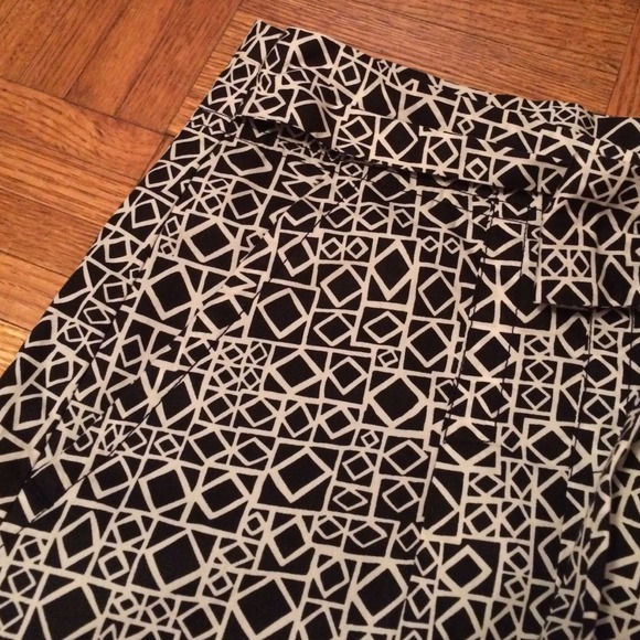 🎈SALE🎈Black & White Mod Print Skirt - Picture 4 of 4