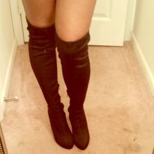 Peira 😍 The SEXY , black, over the knee boot 👢