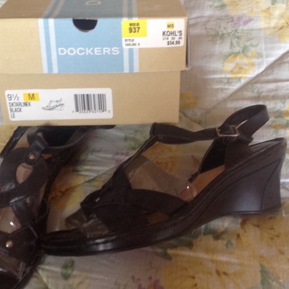 💗Adorable Docker Sandals size 9 and a half💗 - Picture 2 of 4