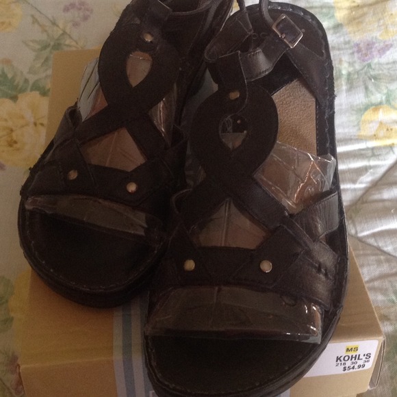 💗Adorable Docker Sandals size 9 and a half💗 - Picture 4 of 4