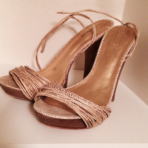 Report signature shoes