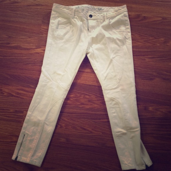 White  jean with zipper detail