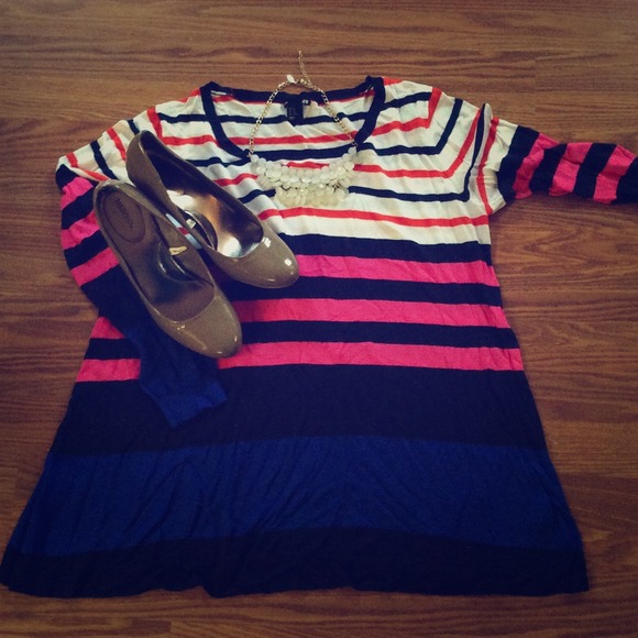 Colorblocked H&M maternity top