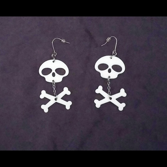 ❌❌ SOLD ❌❌Skull & crossbones earrings