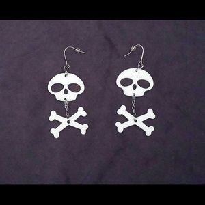❌❌ SOLD ❌❌Skull & crossbones earrings