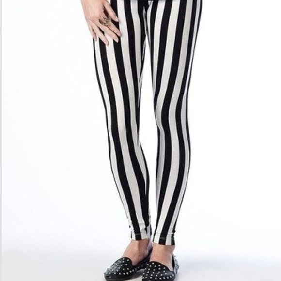 Black & White Vertically Striped Leggings