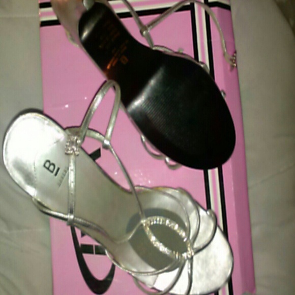 Silver prom or wedding shoe/worn a few times