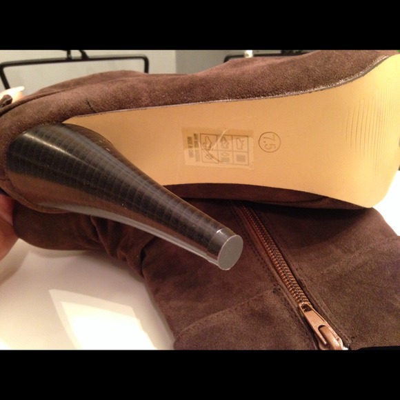 *brand new brown shoes - Picture 2 of 3