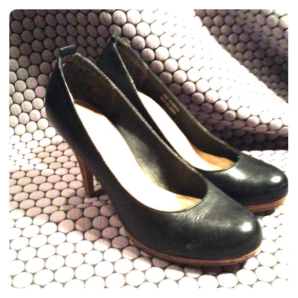 ALDO black leather shoes