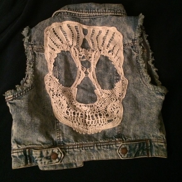Super cute skull embroidered jean vest - Picture 3 of 3