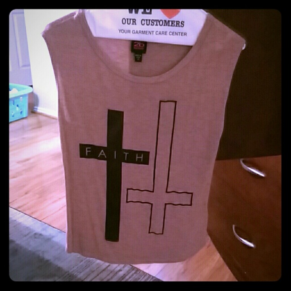 Sleeveless cross t-shirt