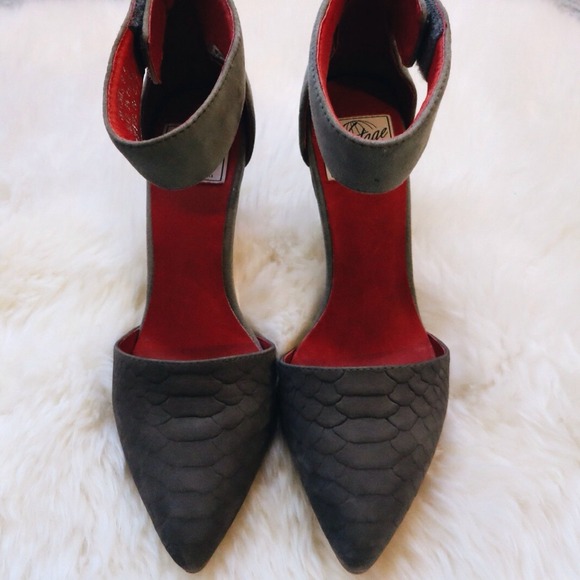 Jeffrey Campbell Shoes - ❌SOLD❌Jeffrey Campbell Bridges Pump
