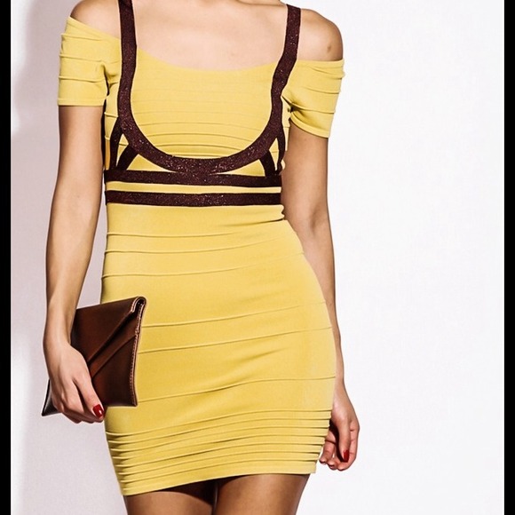 Body con yellow dress.