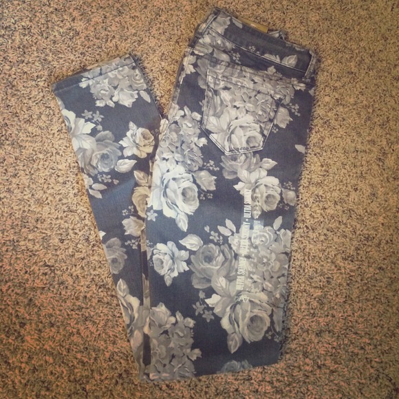 Gray floral skinny jeans🌺