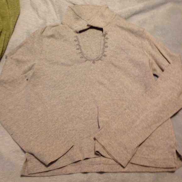 Grey shirt. - Picture 1 of 1