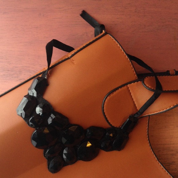 Jewelry - 💕V Day SALE💕Bib Necklace✨
