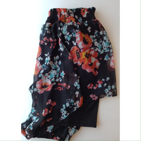 Dresses & Skirts - 🎉$5 SALE🎉Hi-low Floral Skirt✨