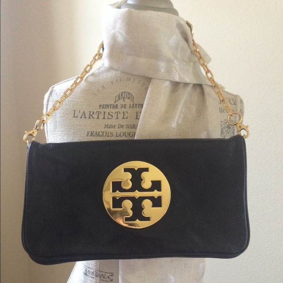 Authentic tory burch logo clutch.