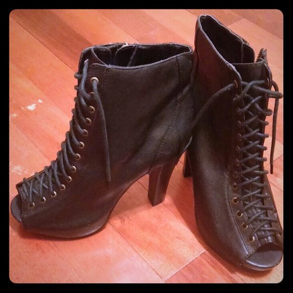 ***REDUCED***Cute black lace up boots