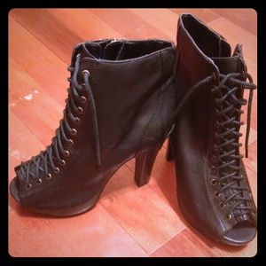 ***REDUCED***Cute black lace up boots