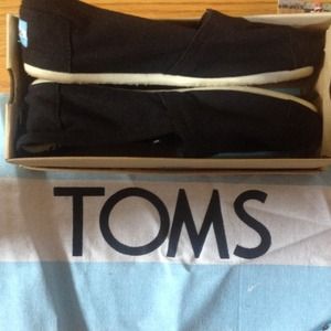 Black TOMS