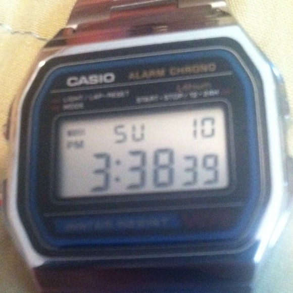 Silver Casio wristwatch - Picture 2 of 3