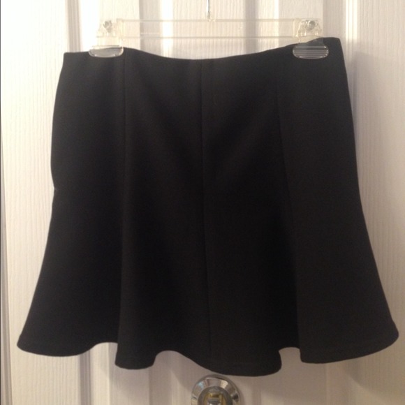 NWOT Black Zara Tulip Skirt - Picture 2 of 2