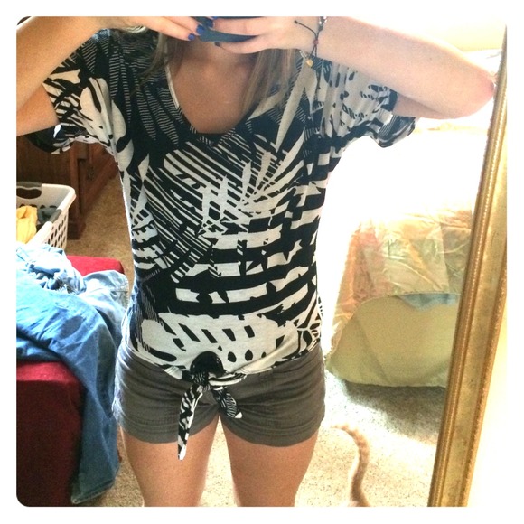 Tribal black and white top! Awesome condition!